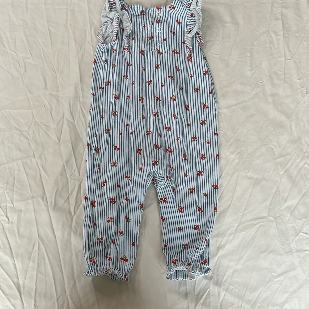 Carter’s Bundle of 2 baby girl size 6 month rompers. Both are in GREAT CONDITION